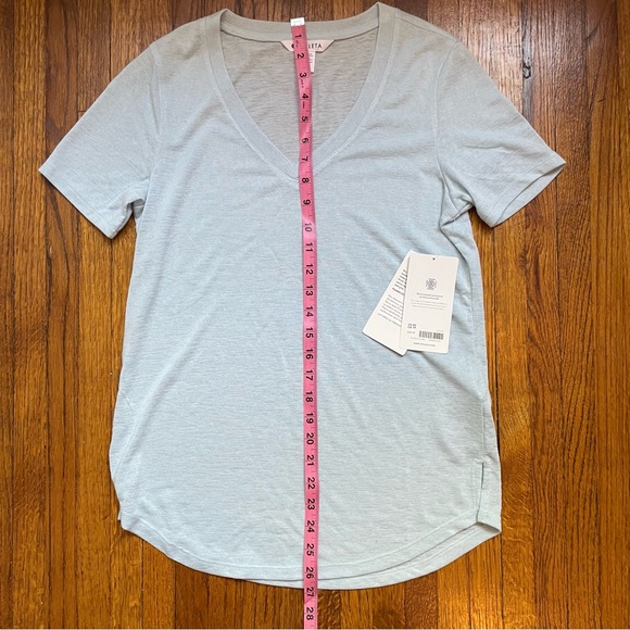 Athleta Breezy Scoop V Tee NWT - Picture 9 of 10